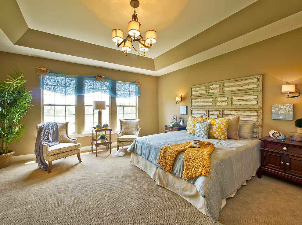 Klassisches Schlafzimmer mit beiger Wandfarbe und Teppichboden in St. Louis