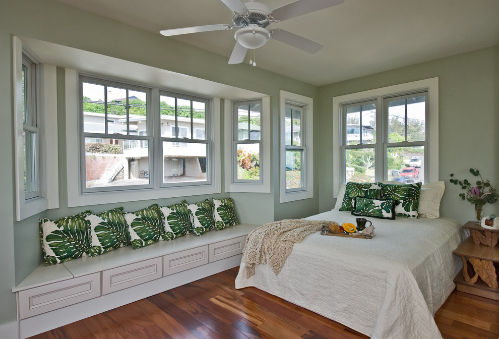 Schlafzimmer mit grüner Wandfarbe und braunem Holzboden in Hawaii