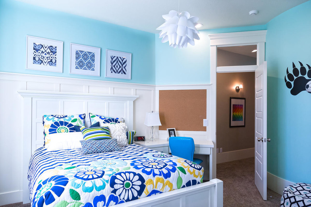 Immagine di una grande camera da letto stile americano con pareti blu, moquette e nessun camino