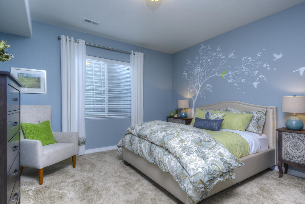 デンバーにあるトラディショナルスタイルのおしゃれな客用寝室 (青い壁、カーペット敷き) のレイアウト