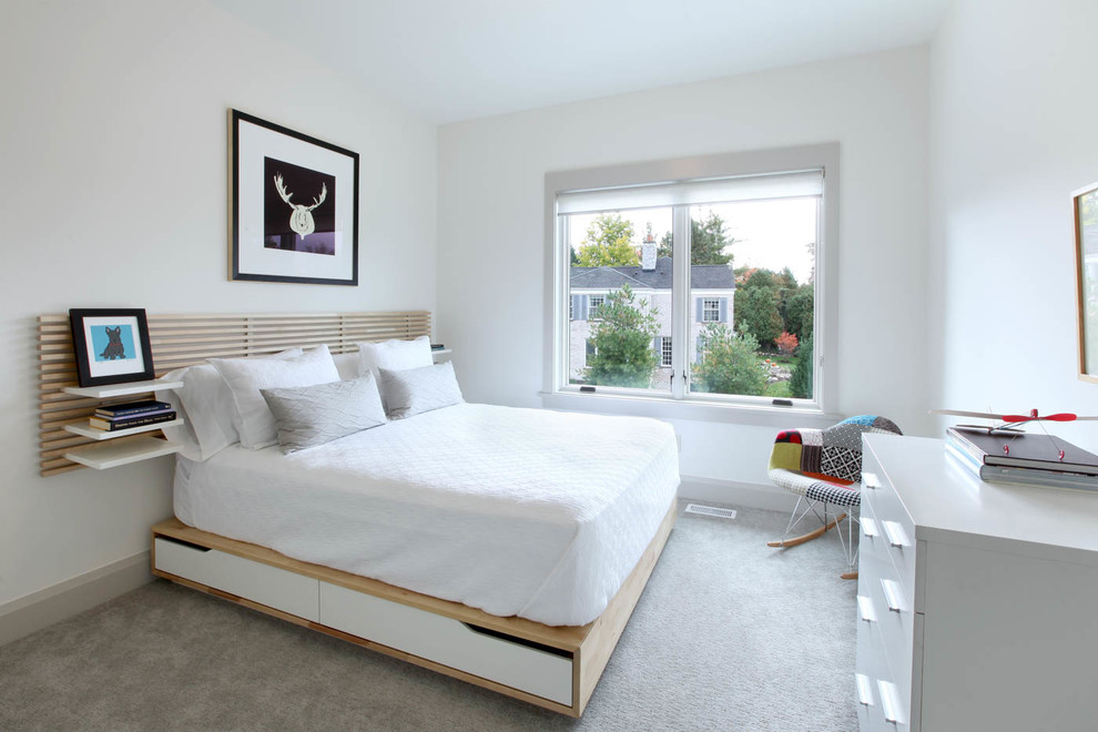 Свежая идея для дизайна: маленькая гостевая спальня (комната для гостей) в современном стиле с серыми стенами и ковровым покрытием для на участке и в саду - отличное фото интерьера