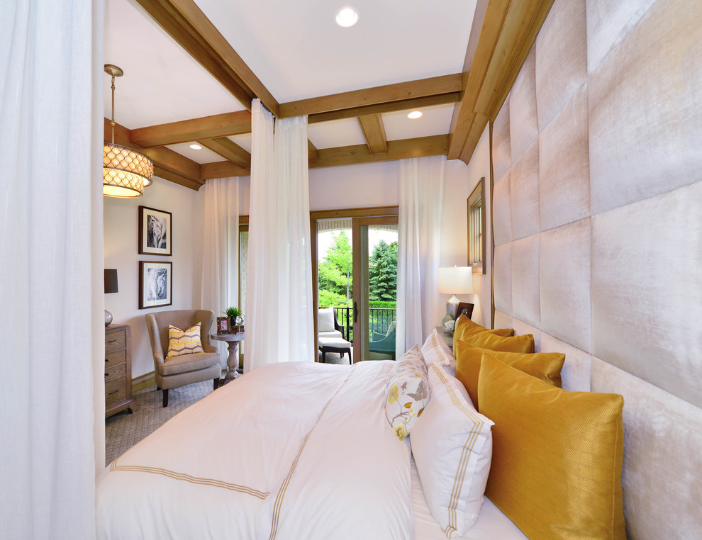 На фото: большая хозяйская спальня в современном стиле с белыми стенами, ковровым покрытием и серым полом без камина