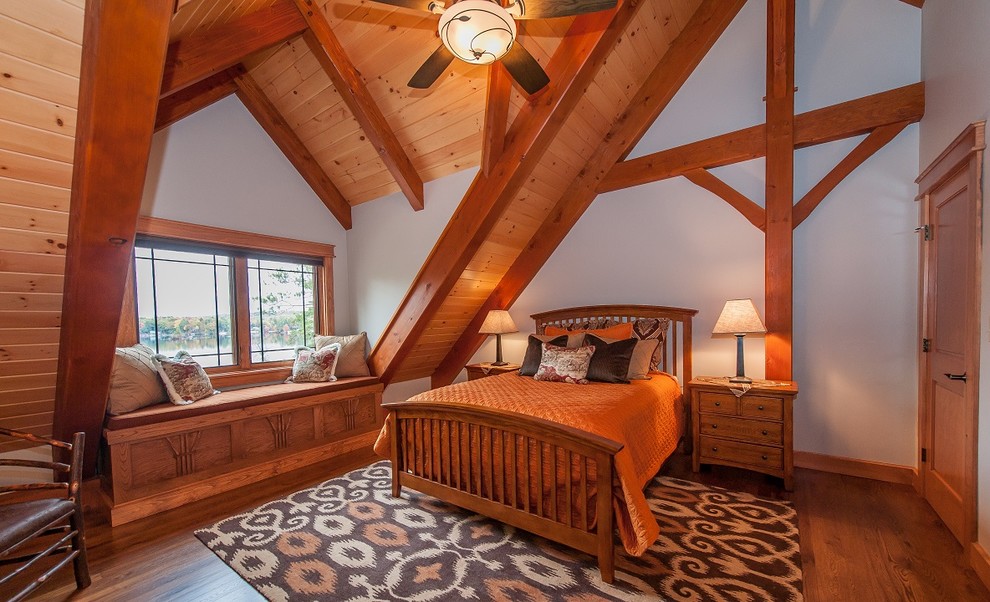 Großes Uriges Gästezimmer mit beiger Wandfarbe und braunem Holzboden in Portland Maine