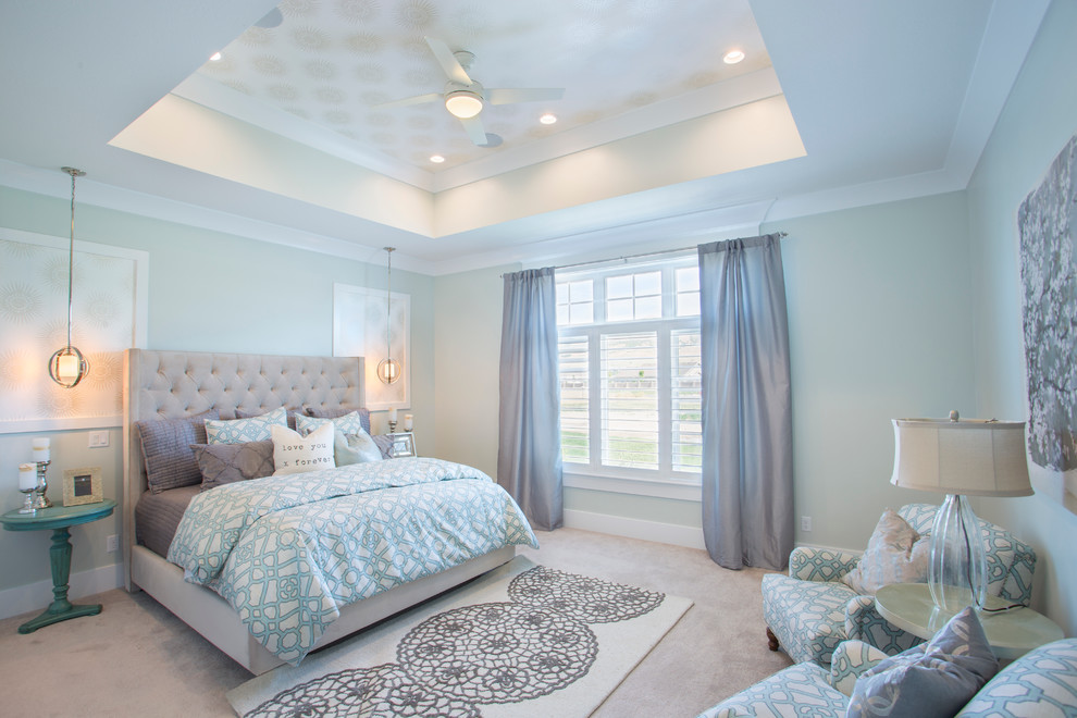 Стильный дизайн: хозяйская спальня среднего размера в стиле неоклассика (современная классика) с ковровым покрытием, синими стенами и бежевым полом без камина - последний тренд