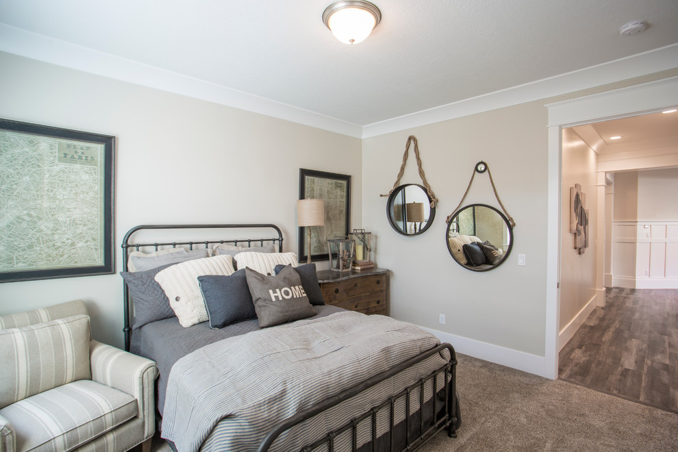 Foto de habitación de invitados clásica renovada de tamaño medio sin chimenea con moqueta, paredes beige y suelo beige