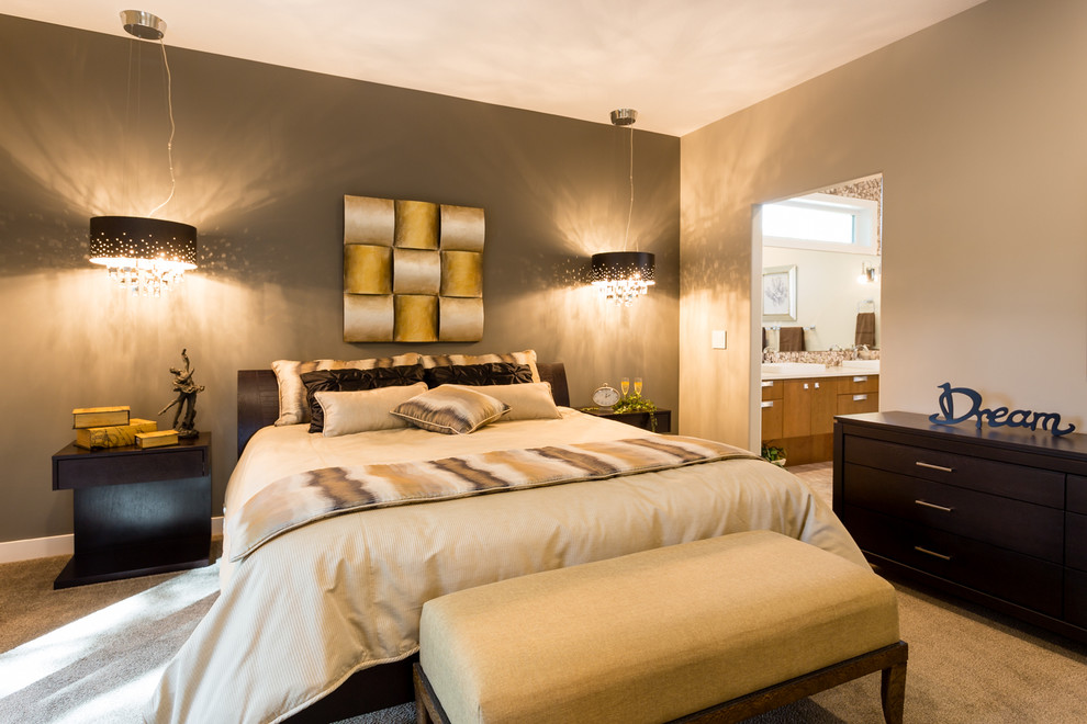 На фото: хозяйская спальня среднего размера в стиле модернизм с серыми стенами и ковровым покрытием без камина