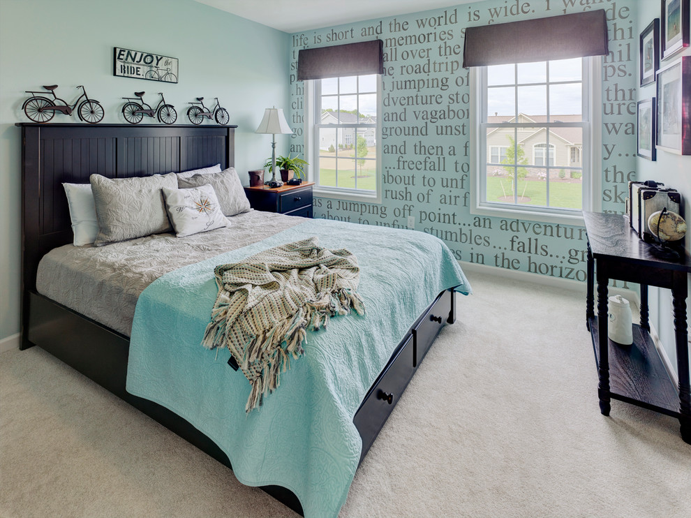 Стильный дизайн: гостевая спальня (комната для гостей) в стиле неоклассика (современная классика) с ковровым покрытием и синими стенами без камина - последний тренд