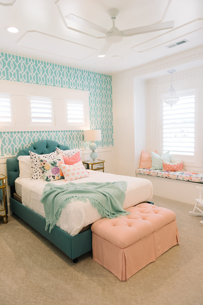 Ejemplo de dormitorio clásico renovado con paredes azules y moqueta