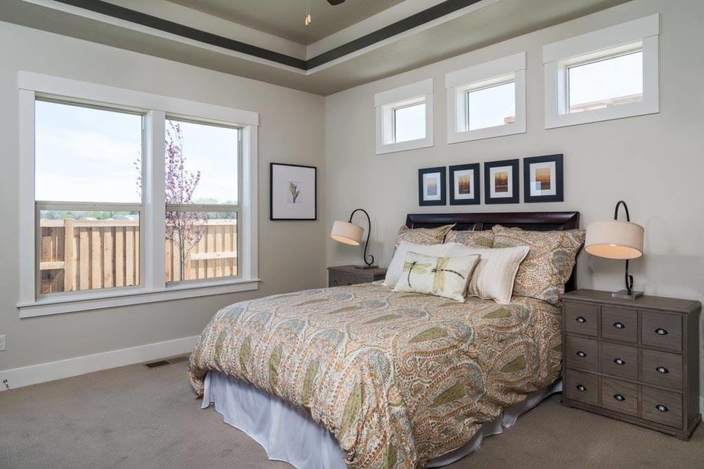 Foto de dormitorio principal tradicional renovado con paredes beige y moqueta