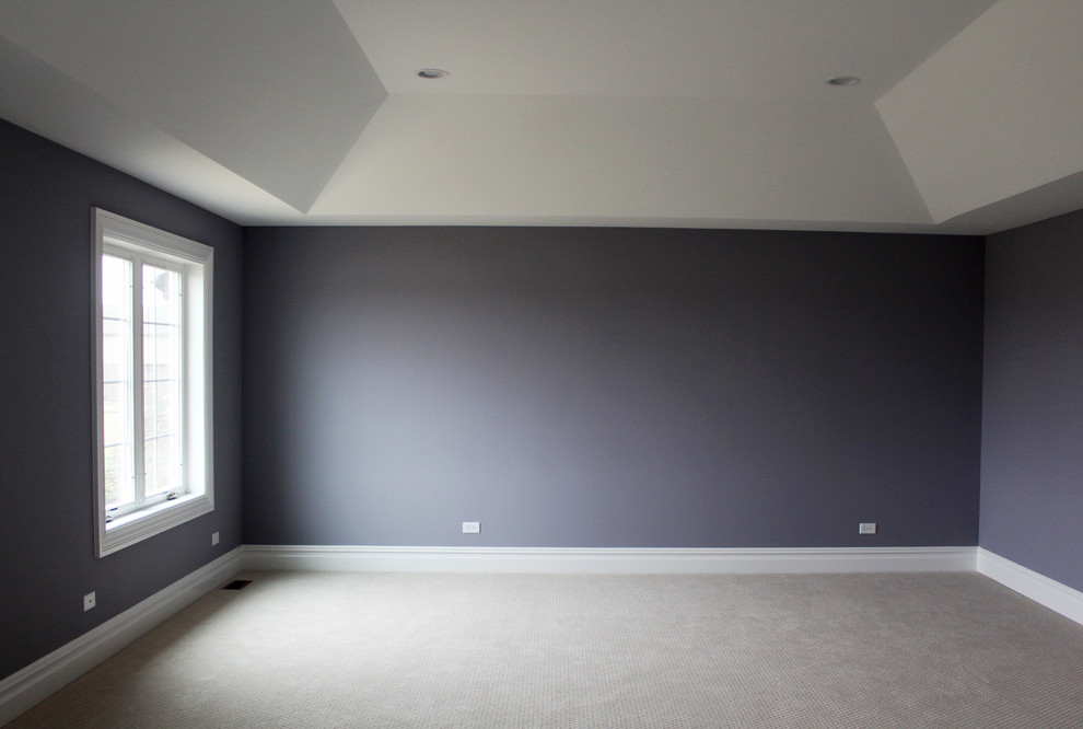 シカゴにある広いトラディショナルスタイルのおしゃれな主寝室 (紫の壁、カーペット敷き、暖炉なし) のレイアウト