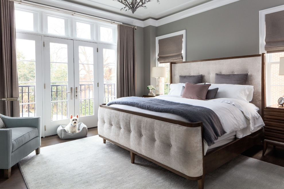 Источник вдохновения для домашнего уюта: большая хозяйская спальня в классическом стиле с серыми стенами, ковровым покрытием и бежевым полом