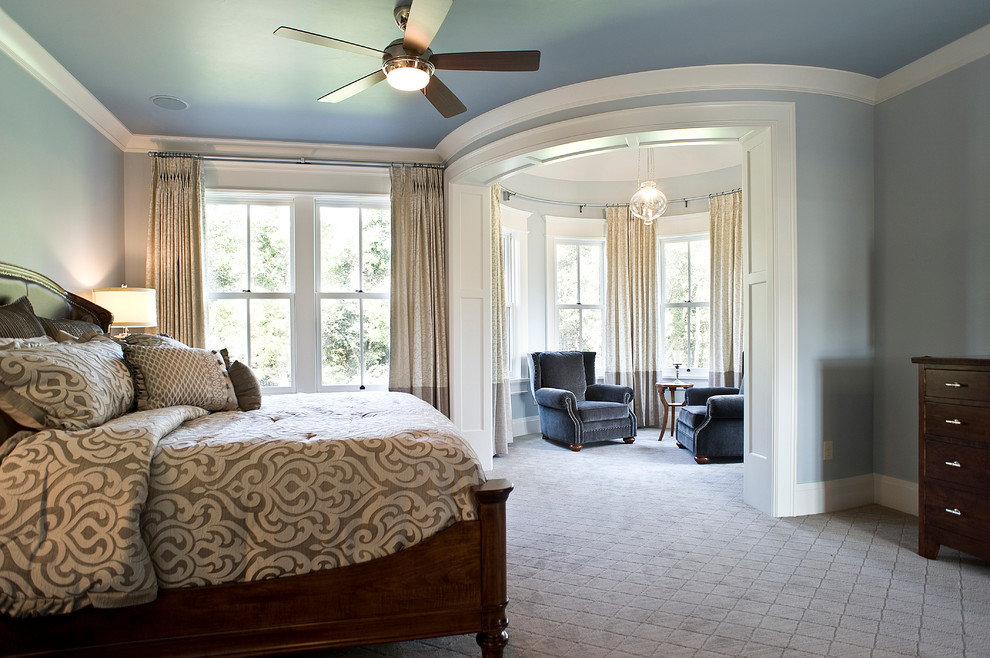 На фото: хозяйская спальня среднего размера в классическом стиле с синими стенами и ковровым покрытием с