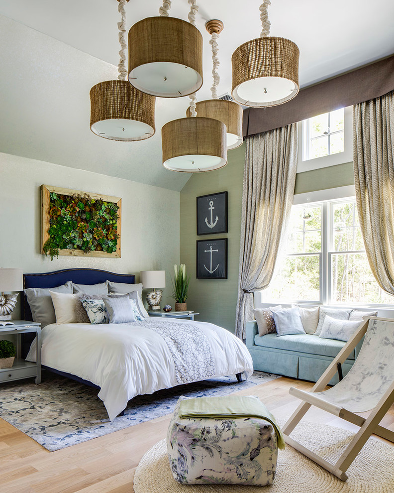 Modelo de habitación de invitados clásica sin chimenea con paredes verdes y suelo de madera clara