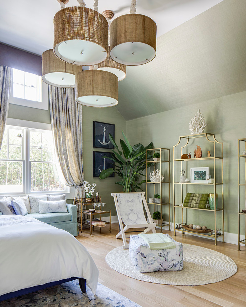Ejemplo de habitación de invitados clásica de tamaño medio sin chimenea con paredes verdes y suelo de madera clara