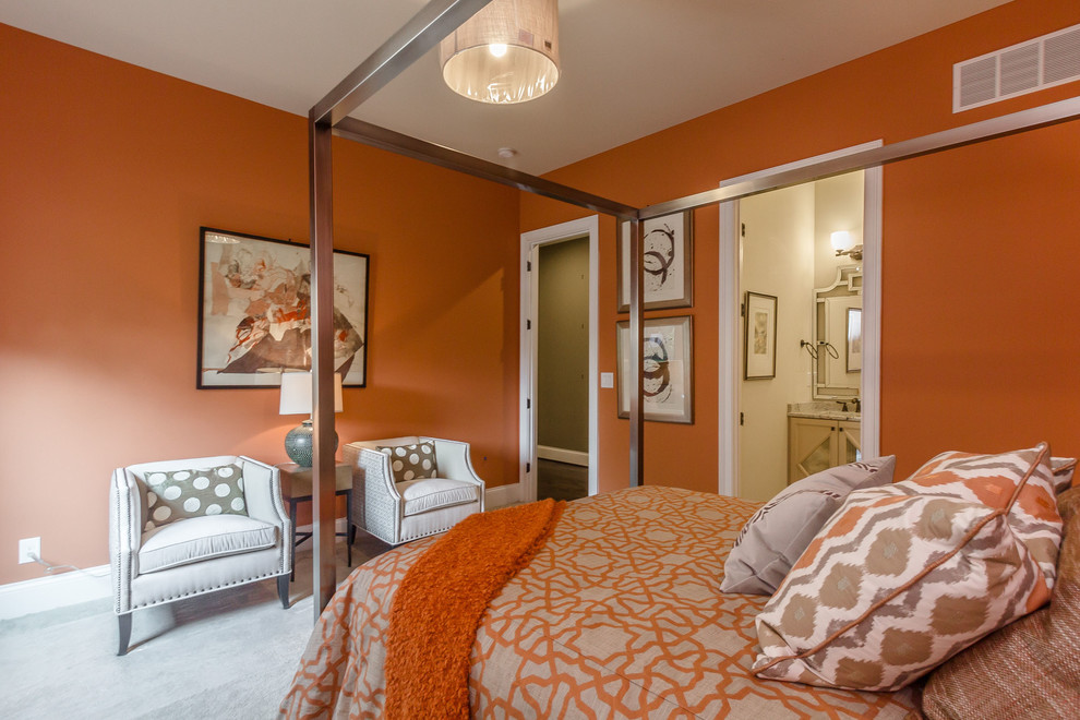 Ejemplo de habitación de invitados clásica renovada grande sin chimenea con parades naranjas y moqueta