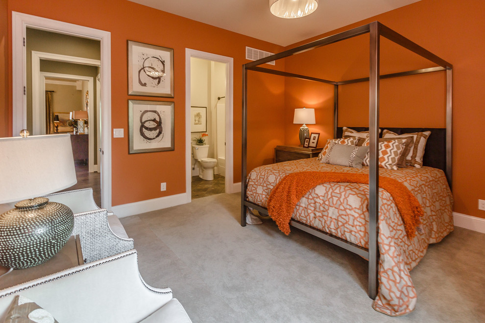 Immagine di una camera matrimoniale classica di medie dimensioni con pareti arancioni, moquette e nessun camino