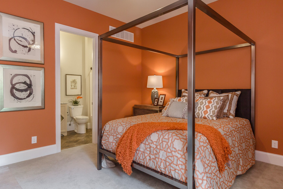 ルイビルにある中くらいなコンテンポラリースタイルのおしゃれな主寝室 (オレンジの壁、カーペット敷き、暖炉なし) のレイアウト