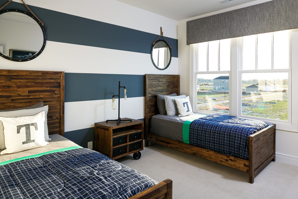 Idées déco pour une petite chambre avec moquette classique avec un mur bleu.