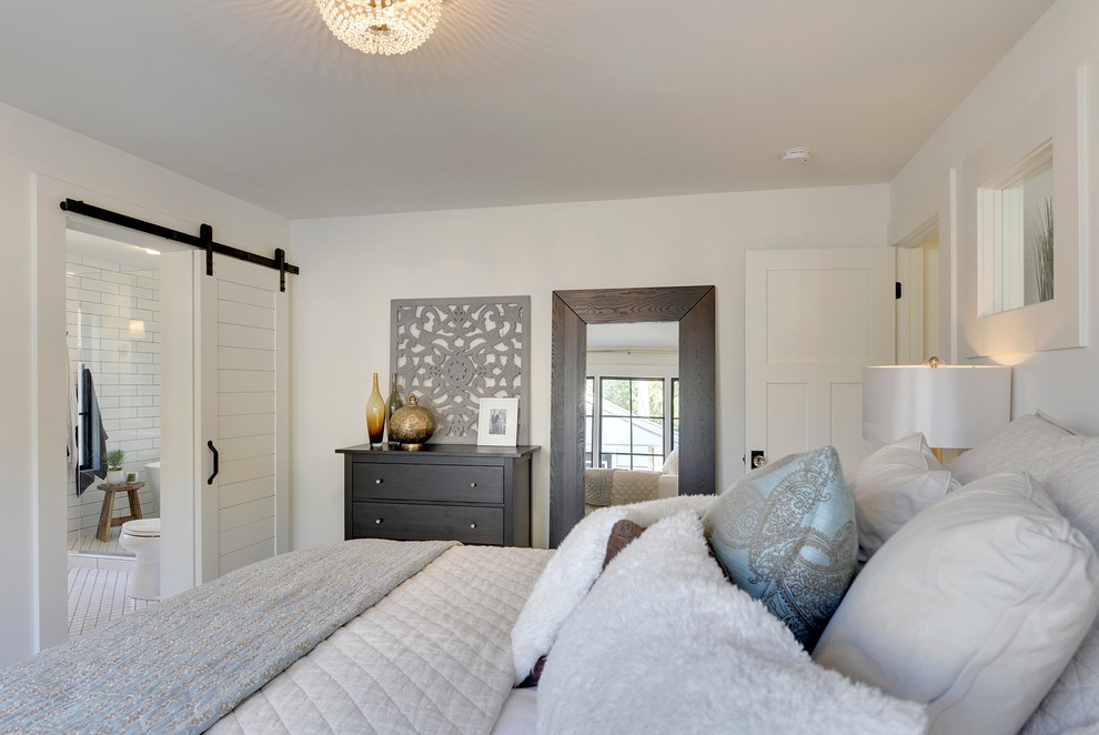 Idee per una camera matrimoniale minimal di medie dimensioni con pareti bianche e pavimento in legno massello medio