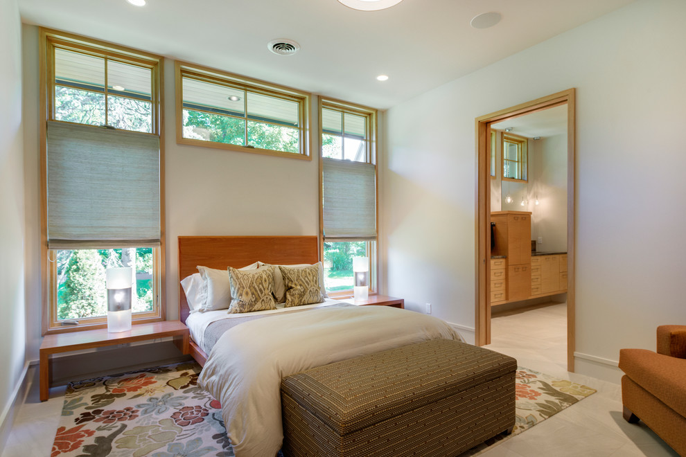 ミネアポリスにある広いコンテンポラリースタイルのおしゃれな客用寝室 (白い壁、磁器タイルの床) のレイアウト