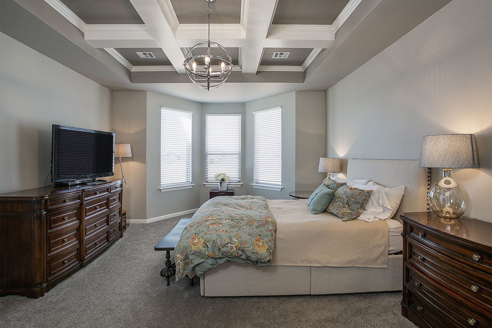 オクラホマシティにある中くらいなトランジショナルスタイルのおしゃれな主寝室 (グレーの壁、カーペット敷き) のレイアウト