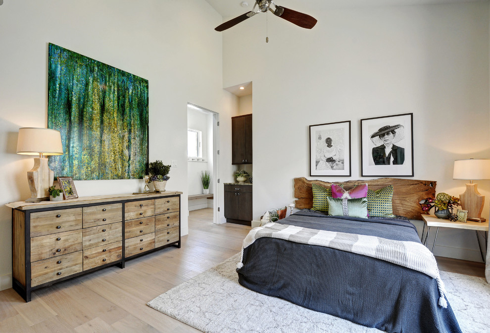 Mittelgroßes Landhausstil Gästezimmer mit weißer Wandfarbe und hellem Holzboden in Austin