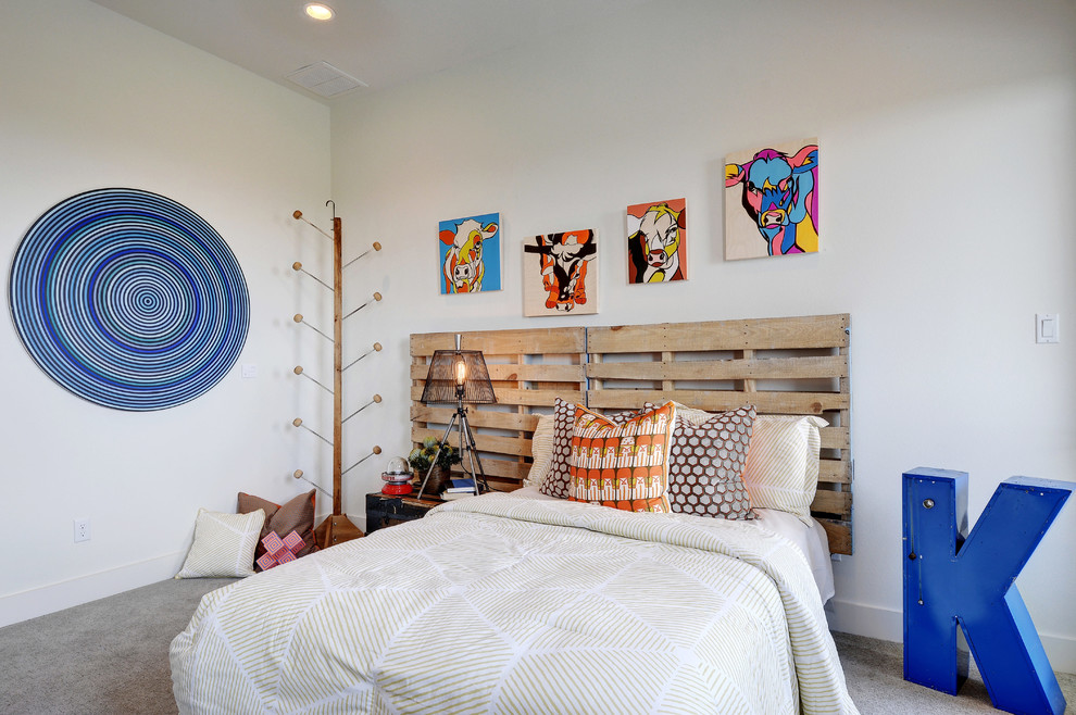 オースティンにある中くらいなカントリー風のおしゃれな客用寝室 (白い壁、カーペット敷き)