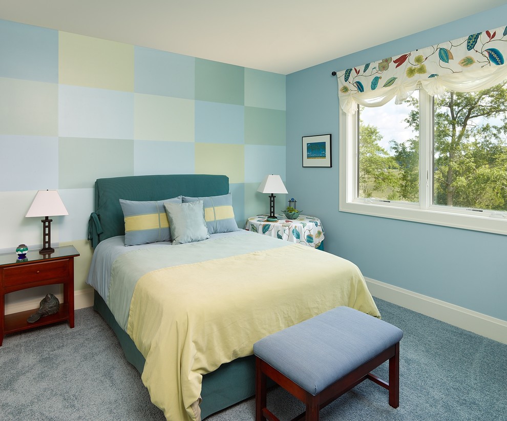 Ispirazione per una camera degli ospiti design con pareti blu e moquette