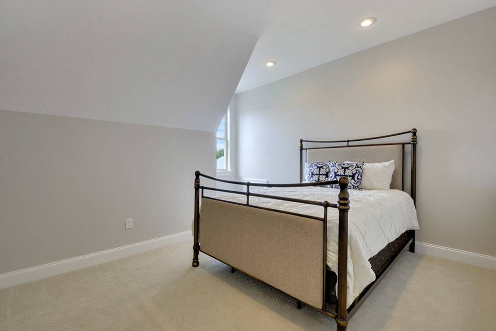 他の地域にある中くらいなトランジショナルスタイルのおしゃれな客用寝室 (グレーの壁、カーペット敷き)