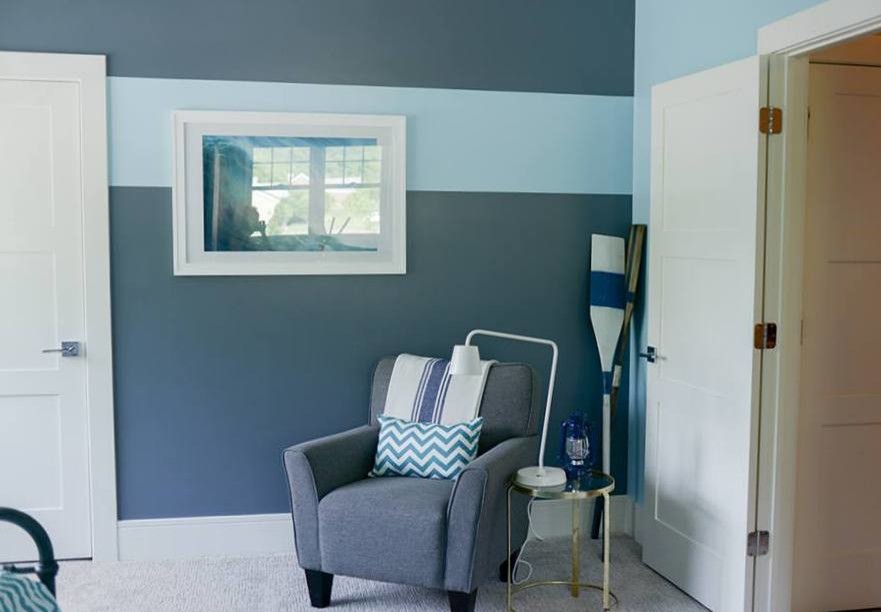 Imagen de habitación de invitados clásica renovada pequeña sin chimenea con paredes azules y moqueta