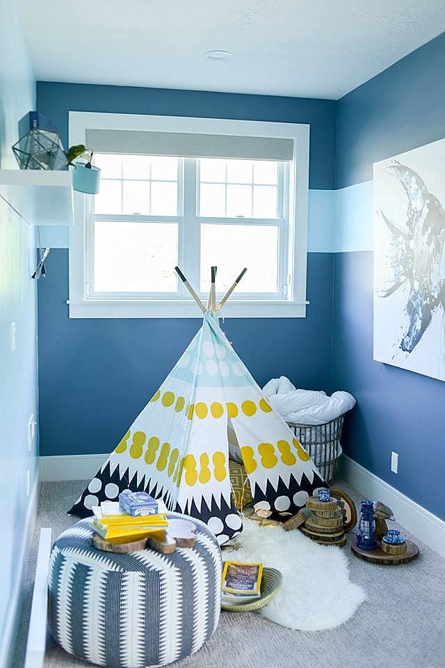 На фото: маленькая гостевая спальня (комната для гостей) в стиле неоклассика (современная классика) с синими стенами и ковровым покрытием без камина для на участке и в саду