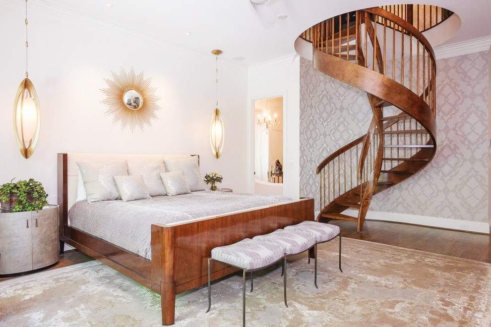 Immagine di una camera da letto chic con pareti multicolore, pavimento in legno massello medio e nessun camino