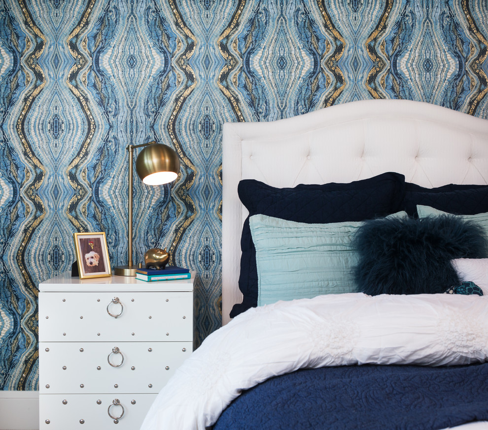 Imagen de dormitorio clásico renovado grande sin chimenea con paredes multicolor y moqueta