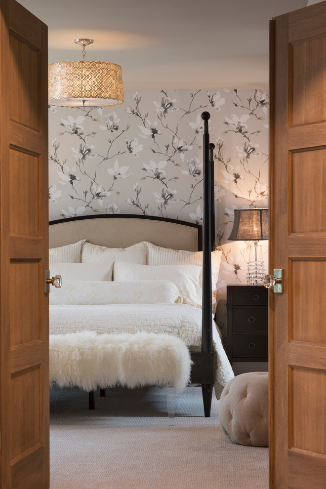 Источник вдохновения для домашнего уюта: большая хозяйская спальня в классическом стиле с разноцветными стенами и ковровым покрытием без камина
