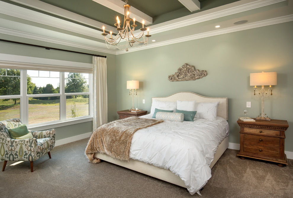 Пример оригинального дизайна: спальня в классическом стиле с зелеными стенами, ковровым покрытием и серым полом