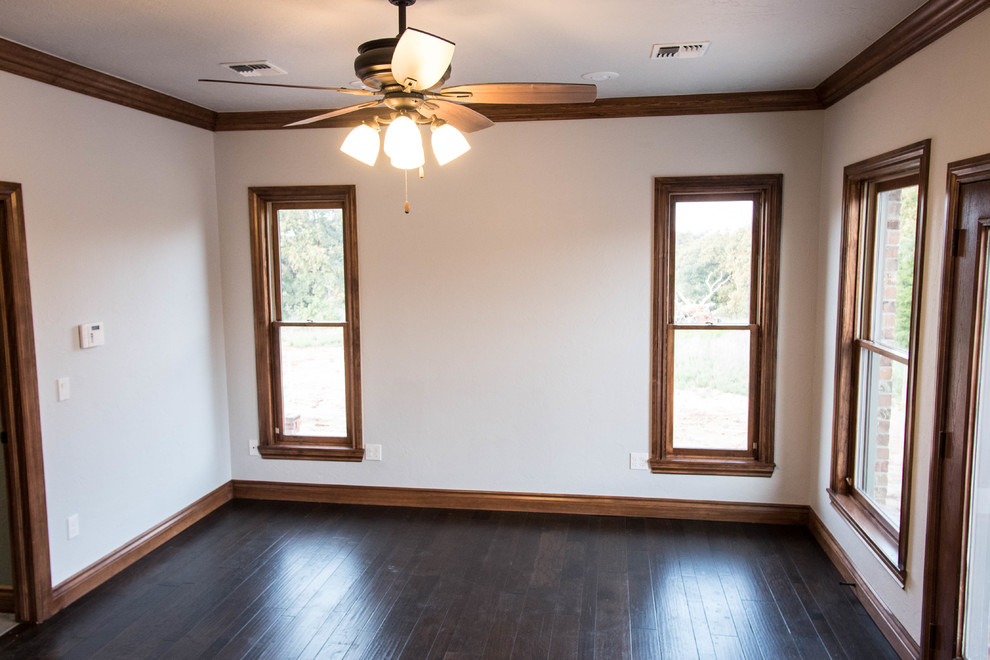 Foto de dormitorio principal rural de tamaño medio con paredes blancas, suelo de madera oscura, todas las chimeneas y marco de chimenea de baldosas y/o azulejos