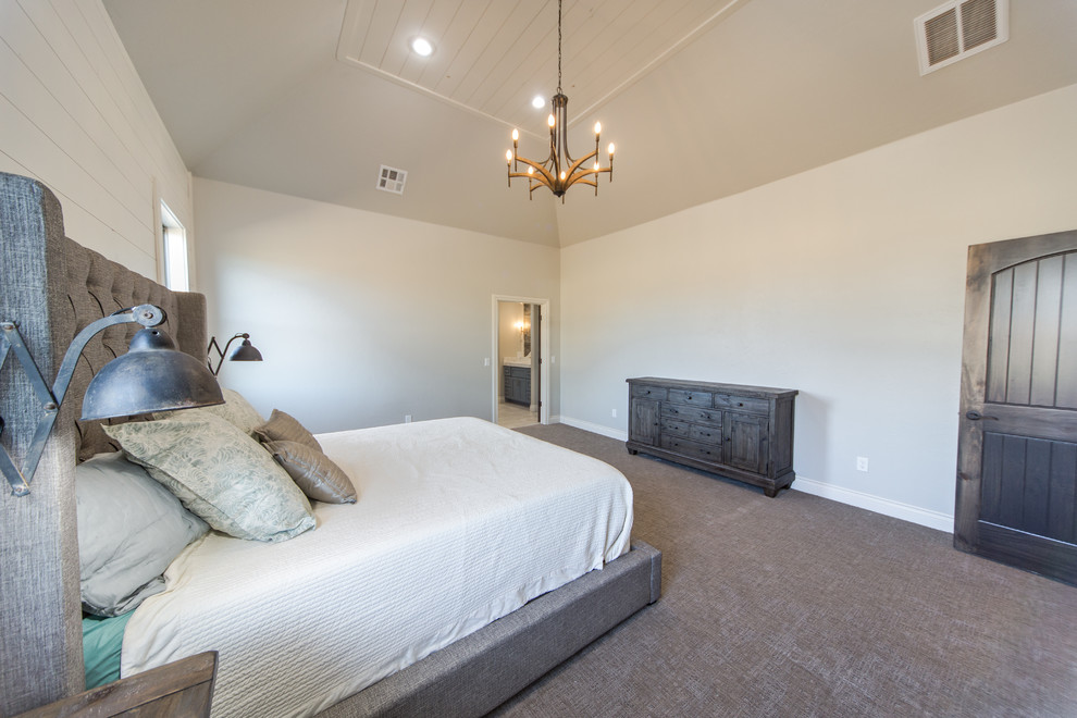 На фото: большая хозяйская спальня в стиле неоклассика (современная классика) с белыми стенами и ковровым покрытием без камина с