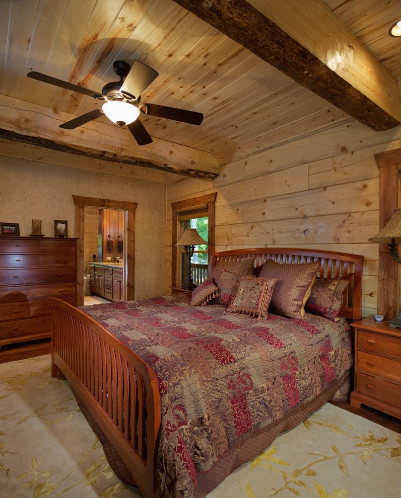Пример оригинального дизайна: хозяйская спальня в стиле рустика с бежевыми стенами