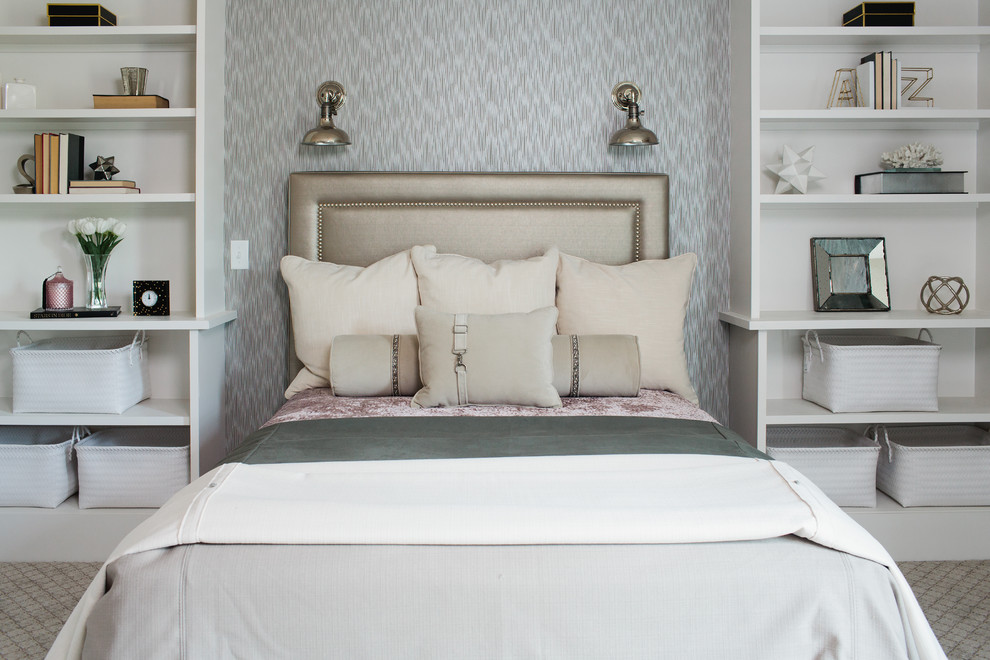 バーミングハムにあるトランジショナルスタイルのおしゃれな寝室のレイアウト