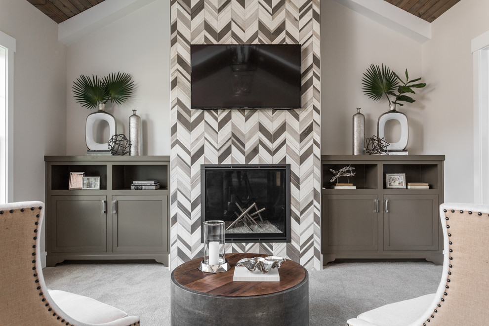 インディアナポリスにある広いトランジショナルスタイルのおしゃれな主寝室 (ベージュの壁、カーペット敷き、標準型暖炉、タイルの暖炉まわり、グレーの床) のレイアウト