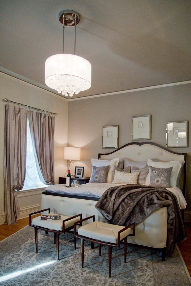 Свежая идея для дизайна: хозяйская спальня среднего размера в классическом стиле с белыми стенами, паркетным полом среднего тона, стандартным камином и фасадом камина из дерева - отличное фото интерьера