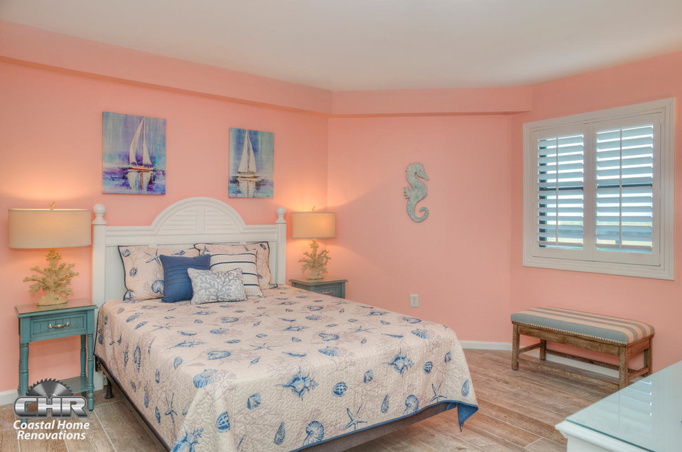 Ispirazione per una camera degli ospiti costiera con pareti blu e pavimento in legno massello medio