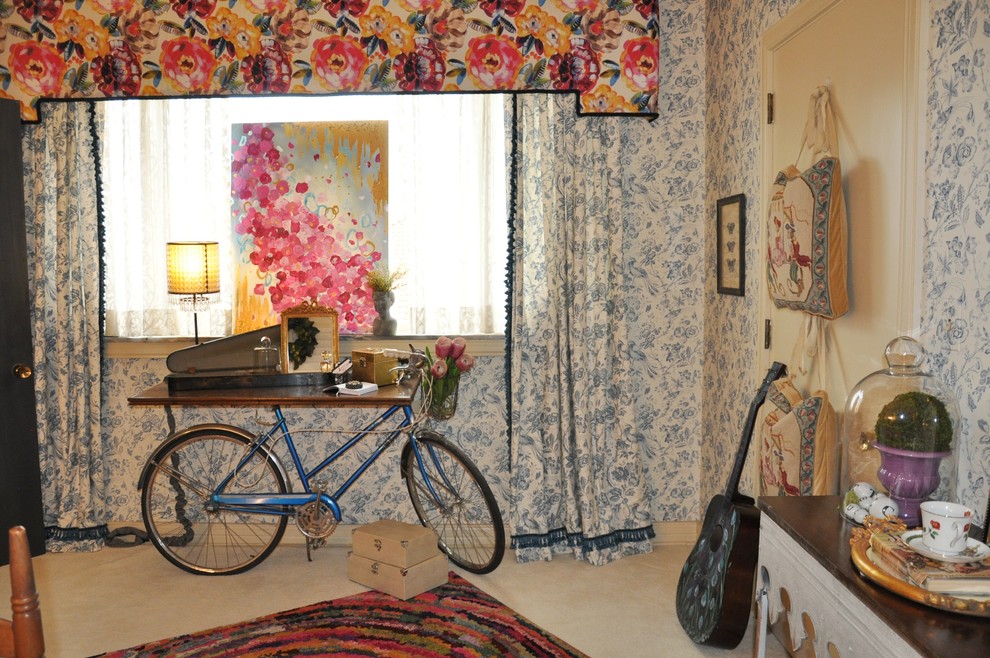 Foto de habitación de invitados ecléctica de tamaño medio con paredes multicolor y moqueta