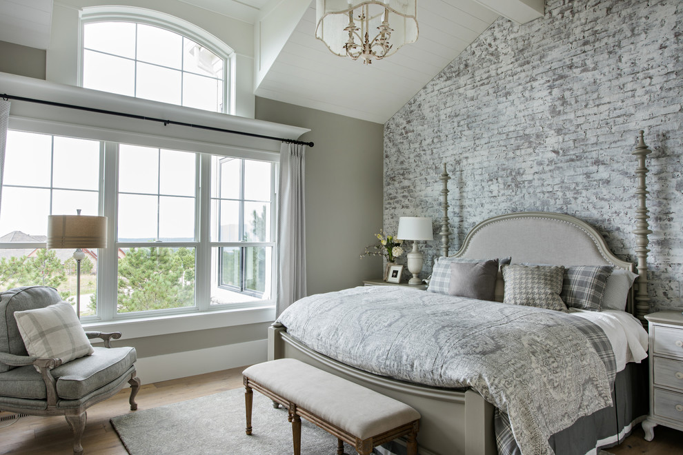 デンバーにあるトランジショナルスタイルのおしゃれな主寝室 (グレーの壁、無垢フローリング、茶色い床、アクセントウォール、グレーとブラウン)