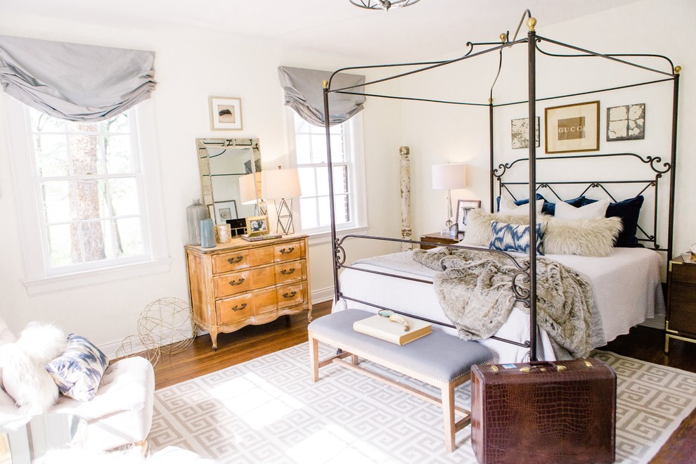Ejemplo de habitación de invitados ecléctica sin chimenea con paredes blancas y suelo de madera en tonos medios