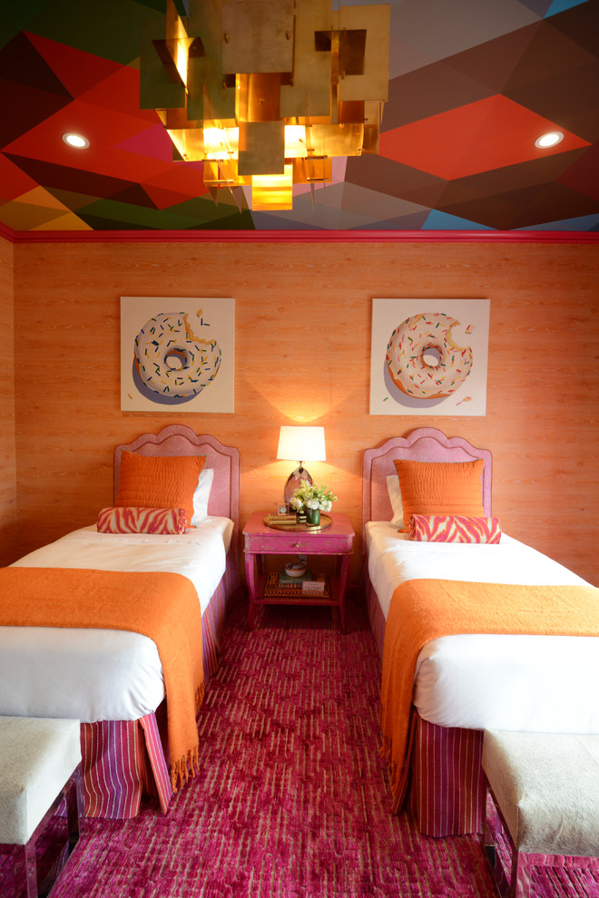 Идея дизайна: гостевая спальня (комната для гостей) в стиле фьюжн с оранжевыми стенами, ковровым покрытием и розовым полом