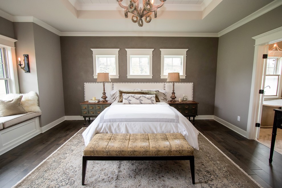 Großes Klassisches Hauptschlafzimmer ohne Kamin mit grauer Wandfarbe und dunklem Holzboden in New York