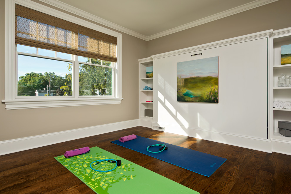 Idee per una camera degli ospiti chic con pareti beige e pavimento in legno massello medio