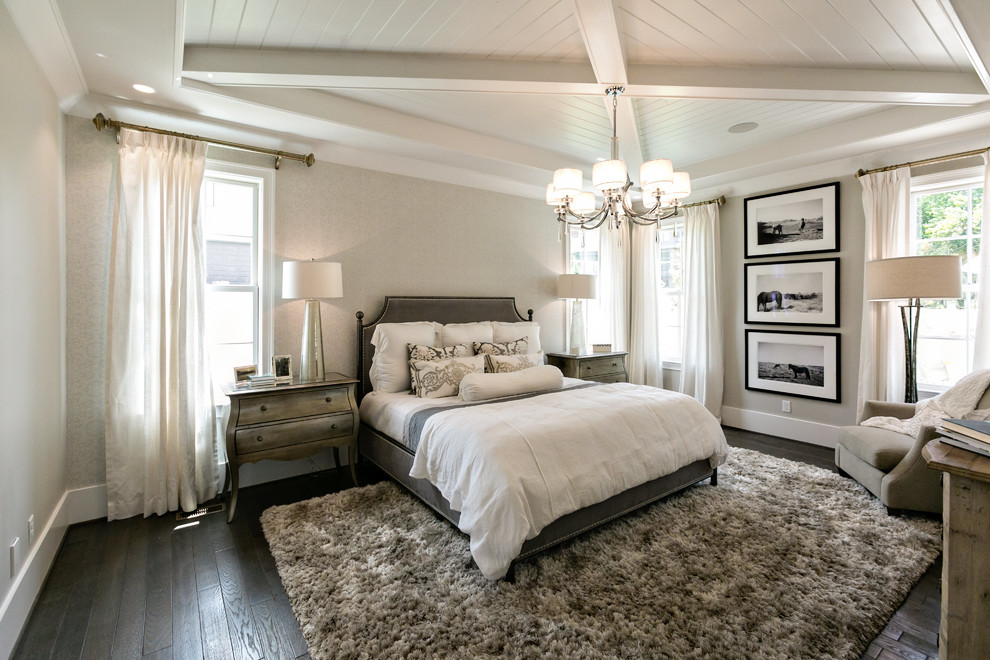 Стильный дизайн: большая хозяйская спальня в стиле неоклассика (современная классика) с серыми стенами и темным паркетным полом - последний тренд