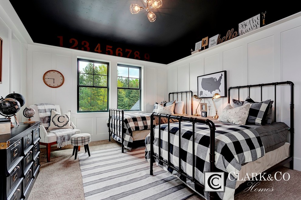 ボイシにある広いカントリー風のおしゃれな客用寝室 (白い壁、カーペット敷き、暖炉なし、黒い天井)